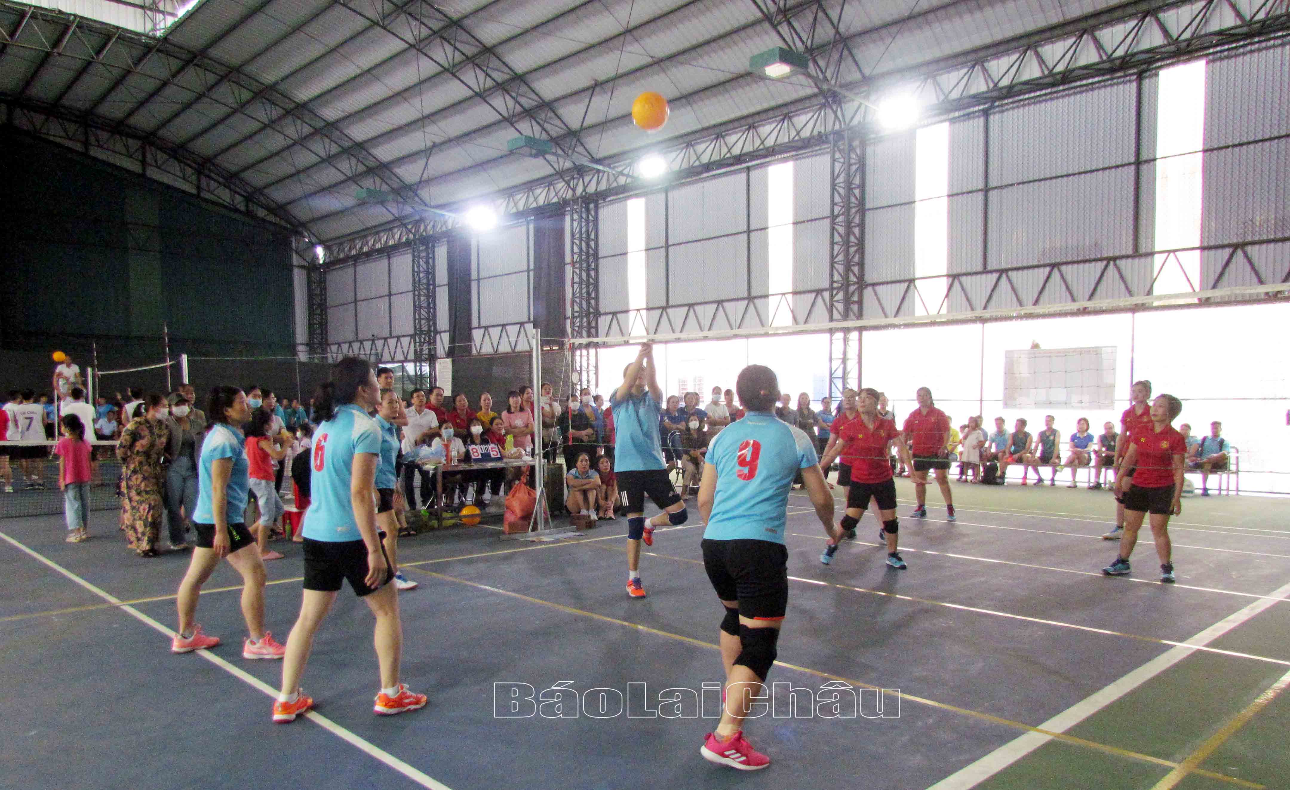 Trận thi đấu bóng chuyền hơi giữa đội nữ Kho bạc Nhà nước Lai Châu và Ngân hàng Nhà nước Việt Nam chi nhánh tỉnh. 